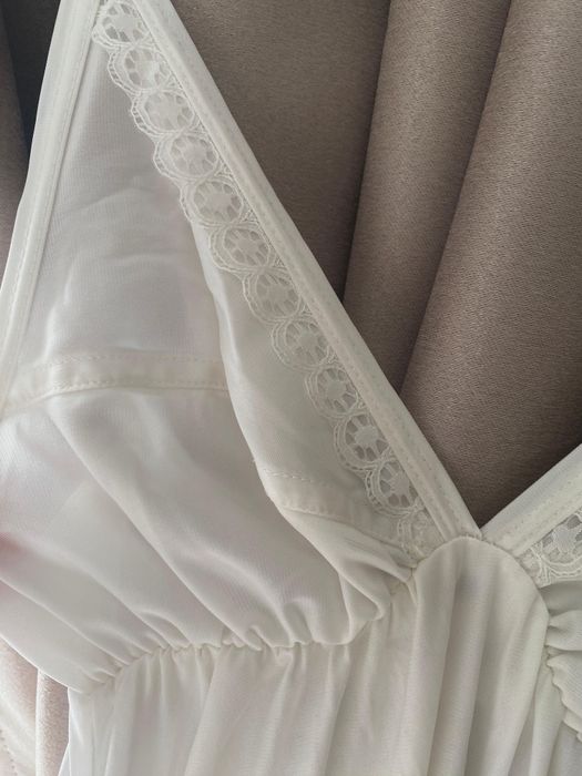 Rochie albă, vaporoasă, cu detalii delicate din dantelă