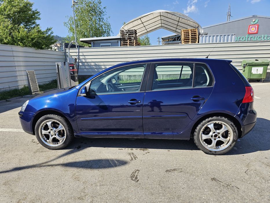 Vând Volkswagen Golf 5 1.6 FSI