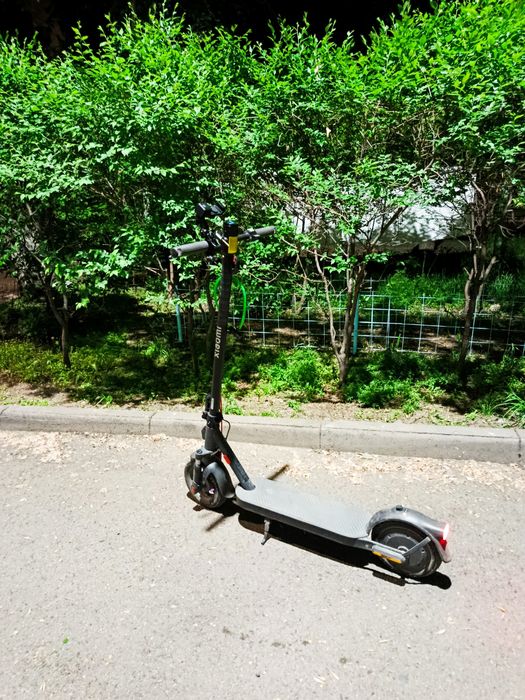 Продам самокат xiaomi scooter elite