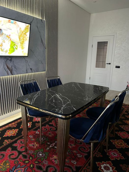 Кухонный стол и стулями