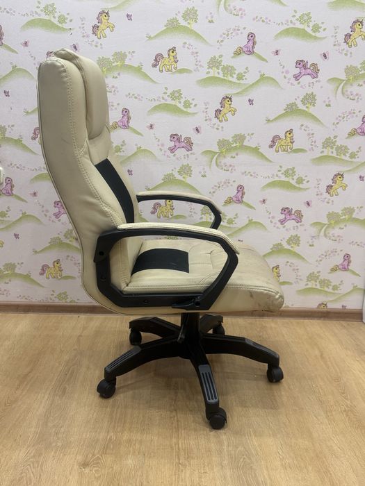 Офисное мягкое кресло