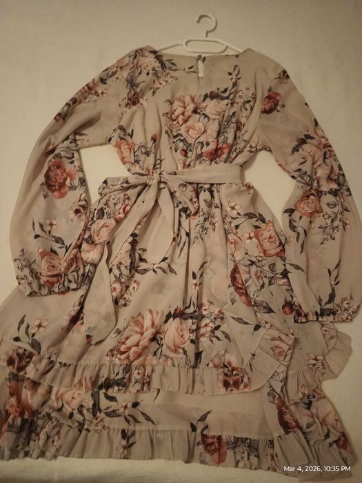 Рокля в светли тонове на бежово