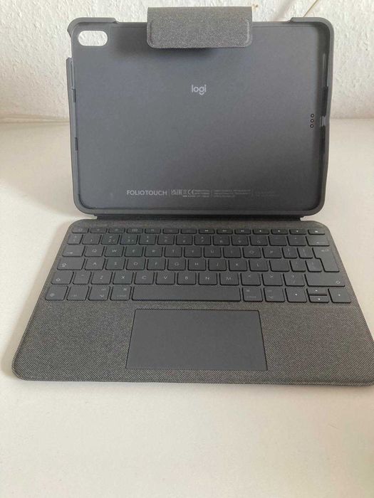 Logitech Folio Touch pentru iPad 11" – tastatură iluminată + trackpad