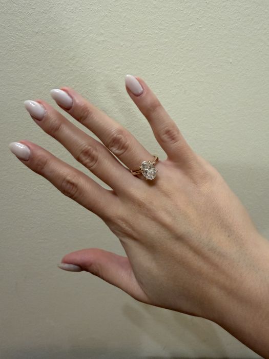 Златен годежен пръстен с диамант мойсанит