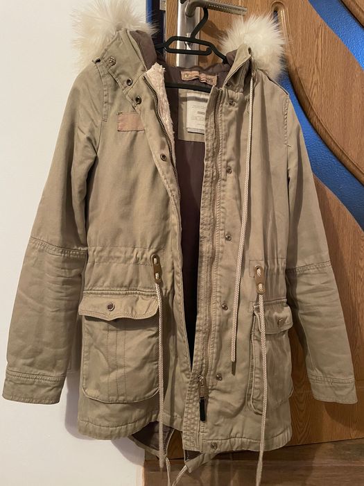 Geaca Bershka cu glugă