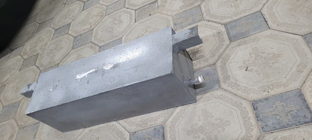 Расширительный бачок целый.