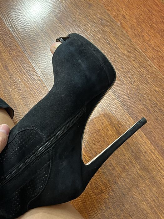 Туфли - сапоги на очень высоком каблуке