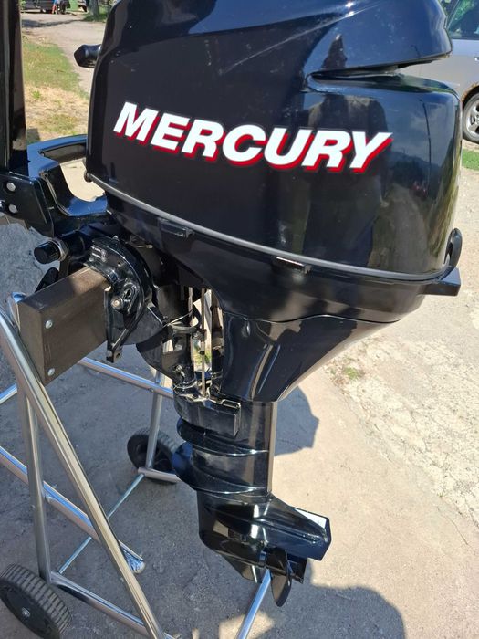 Надуваема лодка с извънбордов двигател