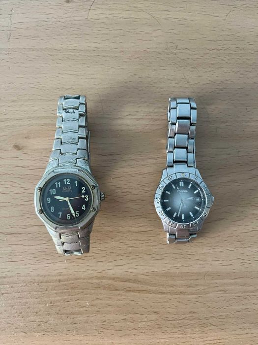 Vand  schimb doua ceasuri, unul Q&Q Japonez, unul Fossil si altele