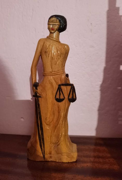 Изящна дървена статуетка богинята на правосъдието Темида