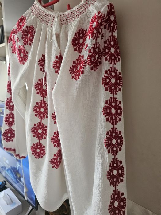 Ie lucrata manual cu fir rosu