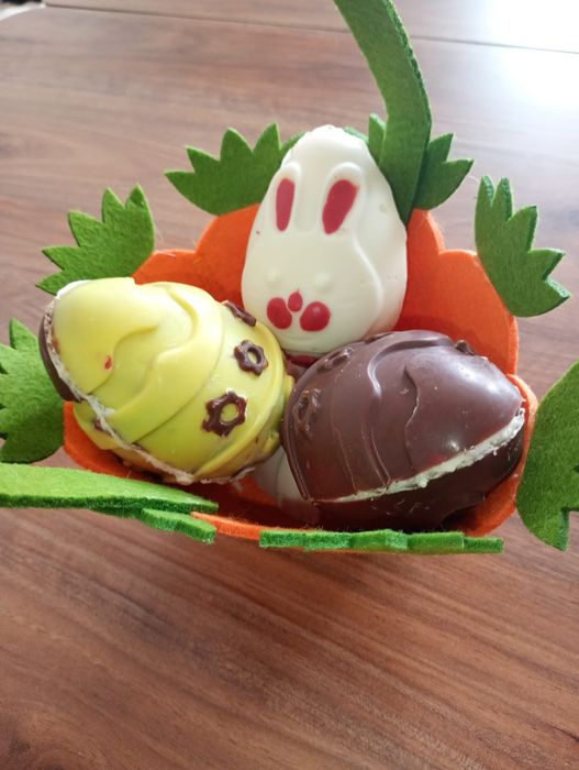 Coșulețe dulci de Paște – Ouă cu mousse ,fructe  și Ferrero Rocher