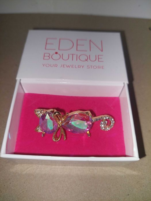 Brosa pisica cu strasuri mov in cutie cadou eden boutique