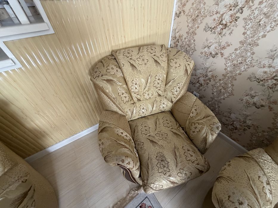 Продам диван и два кресла