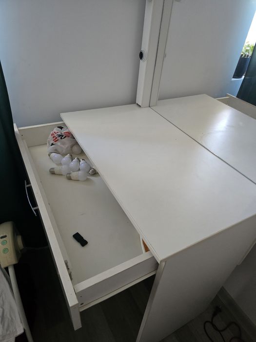 Masa de machiaj in bune conditii