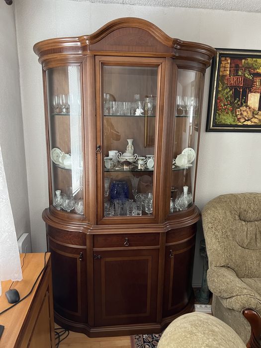 Бутикови мебели от масив