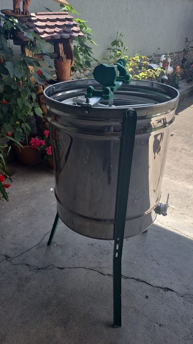 Vand Centeifuga , Butoaie si o moara de cereale.
Centrifuga pentru sto