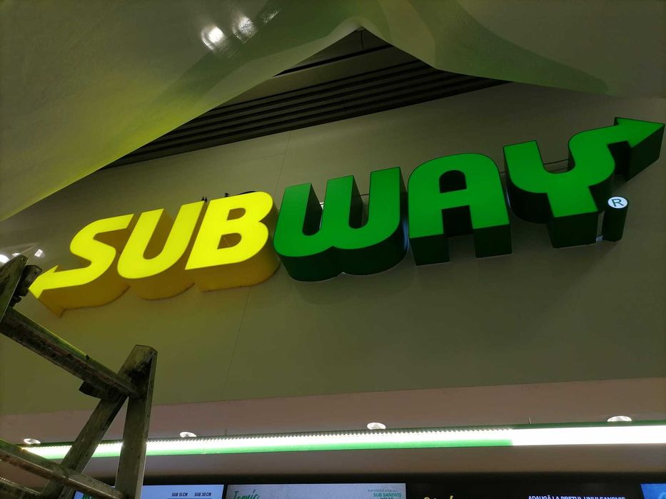 Litere volumetrice luminoase