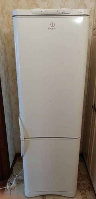 Холодильник  Indesit. 175см в отличном состоянии