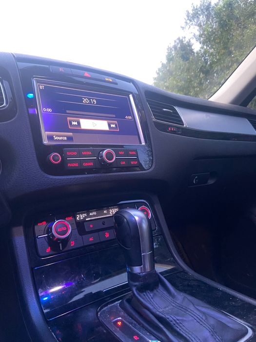 Vând Volkswagen Touareg 2012