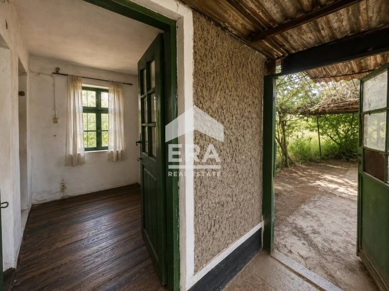 Ексклузивна, едноетажна, каменна къща за продажба, с голям двор и две
