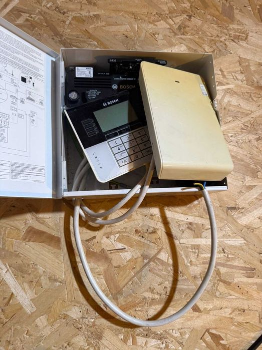 Centrala alarma antiefractie si antiincendiu Bosch B5512 Kit complet