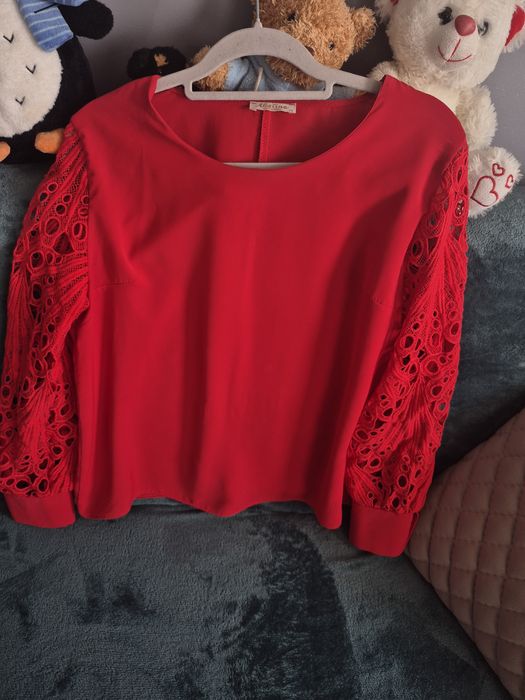 Bluza cu dantela pe mâneci