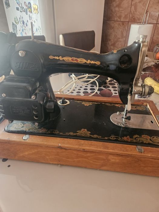 Masina de cusut ,electrica ,folosita