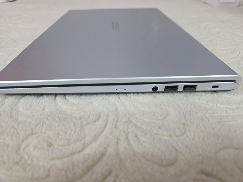 Vand Laptop ASUS VivoBook X515EA, stare foarte buna, functionare 100%.