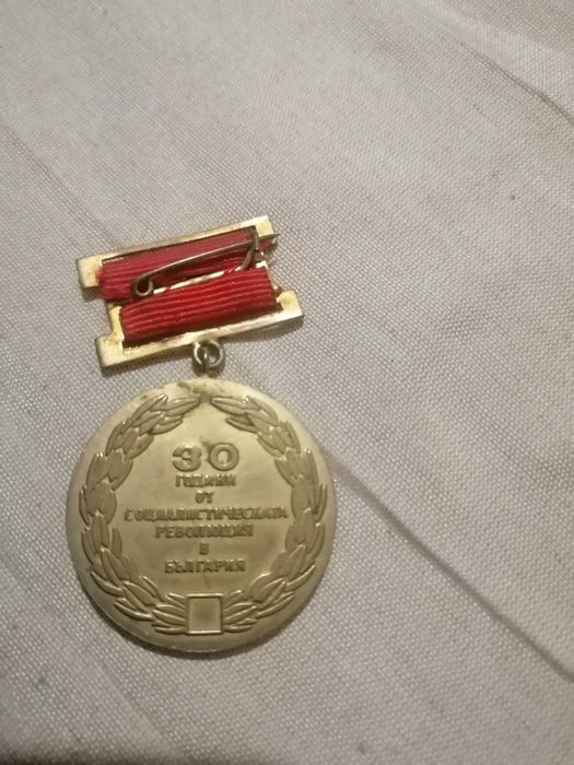 Продавам лот медали и значка от соца