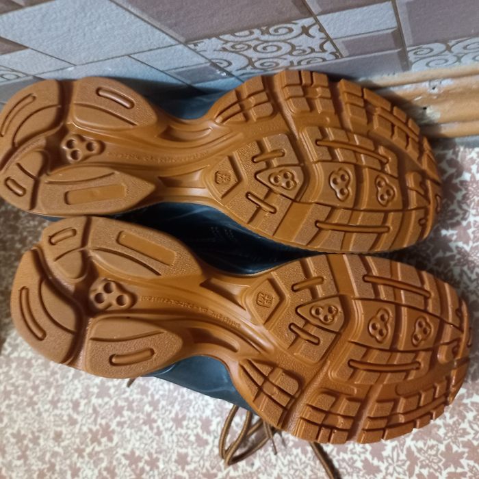 Продам спецобувь зимние 41 ; 42