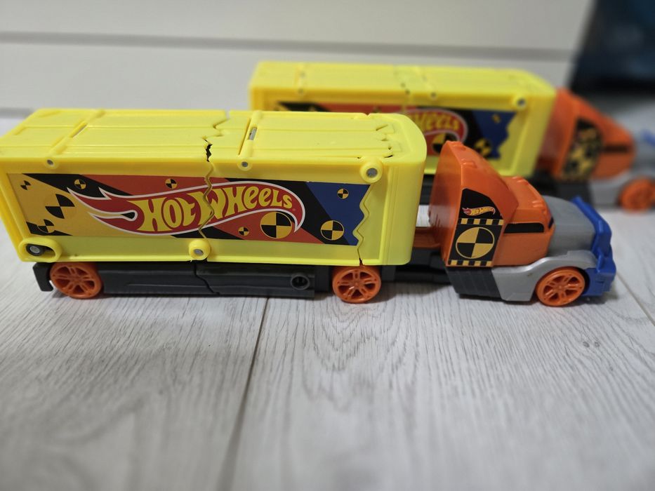 Писти Hot wheels по 6 евро всяка