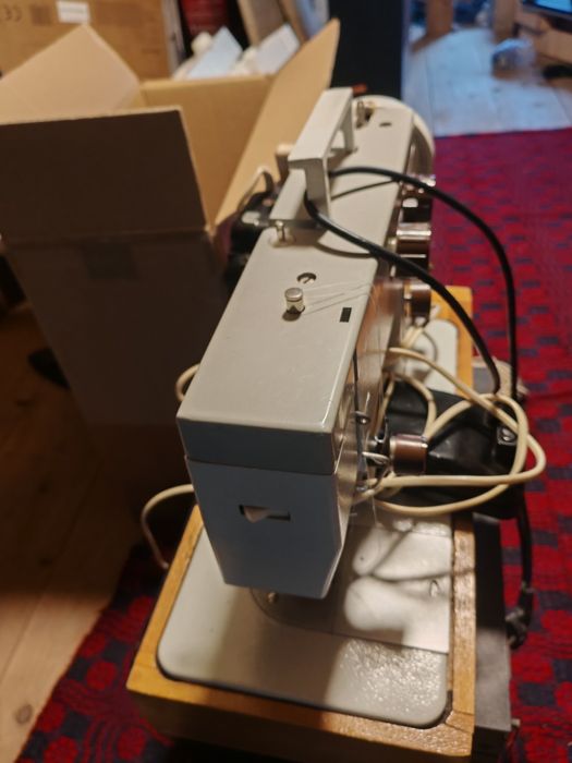 Masina de cusut electrică rusească "CEAIKA 143 A"