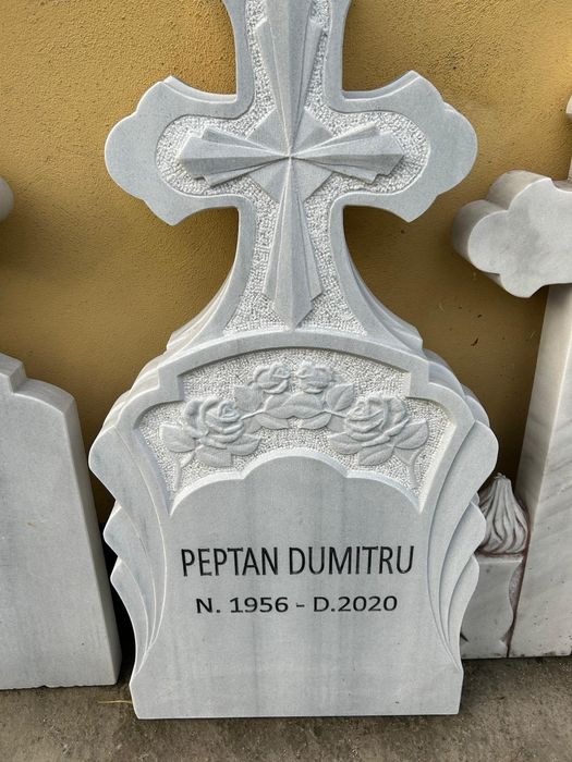 Monumente preț producători