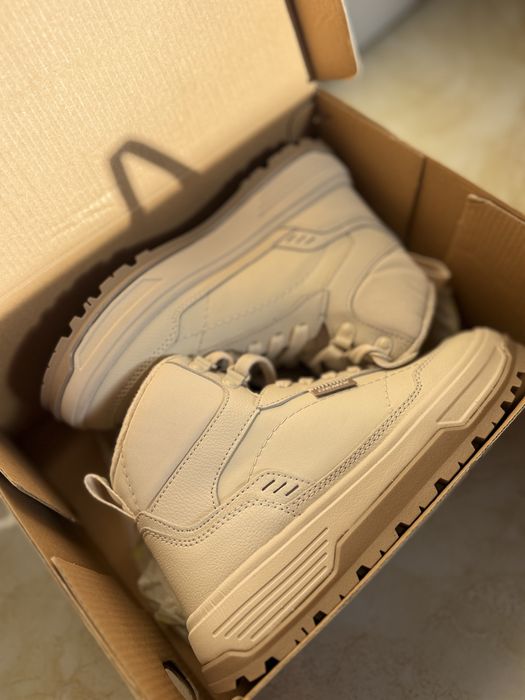 СРОЧНО !Продам новые кроссовки Demix Ultra Mid W