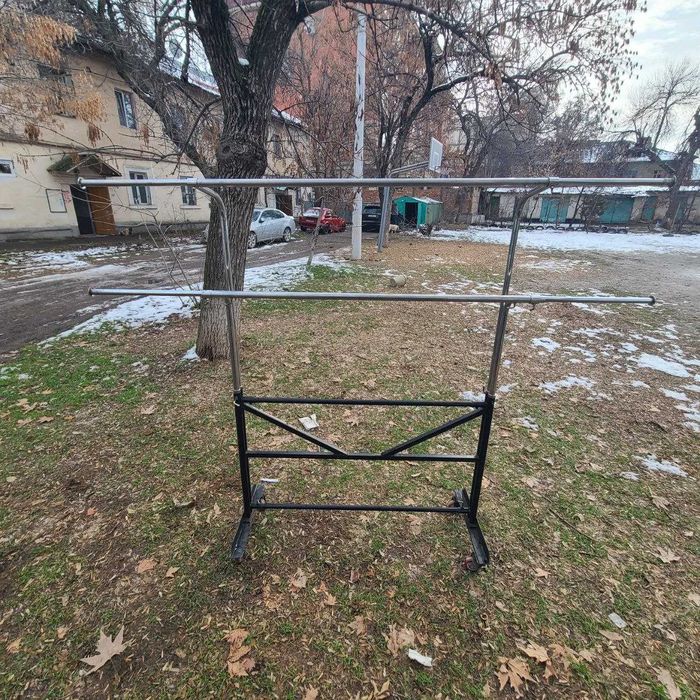 Двухярусная вешалка для одежды с роликами