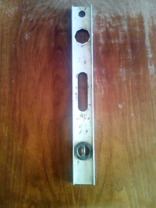 маткап, дърводелски ползван алуминиев нивелир и ниска дървена масичка