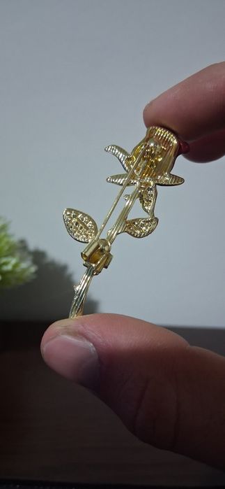 Rose shaped brooch