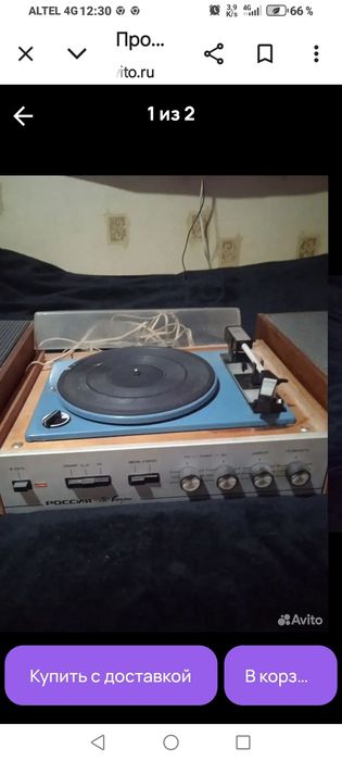 2 виниловых проигрывателя .