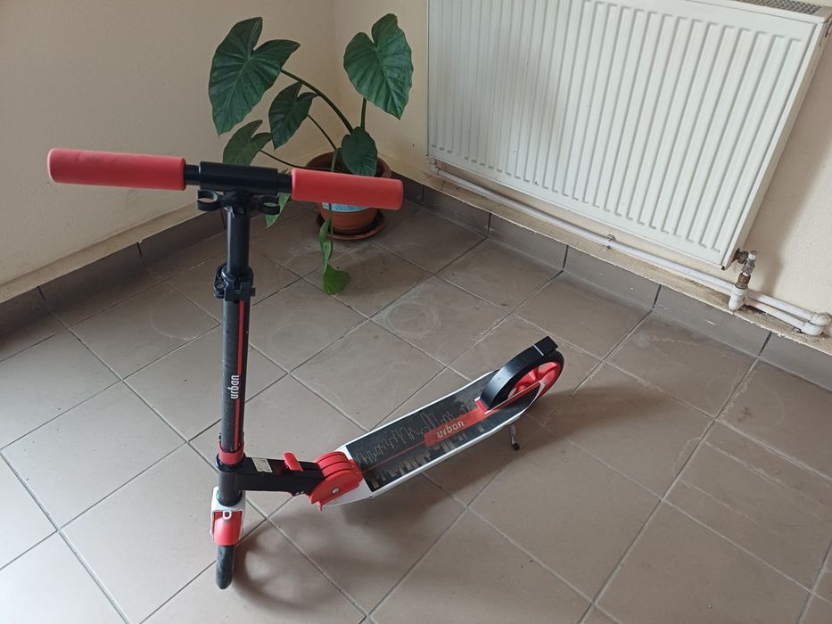 Trotineta  de culoare rosie