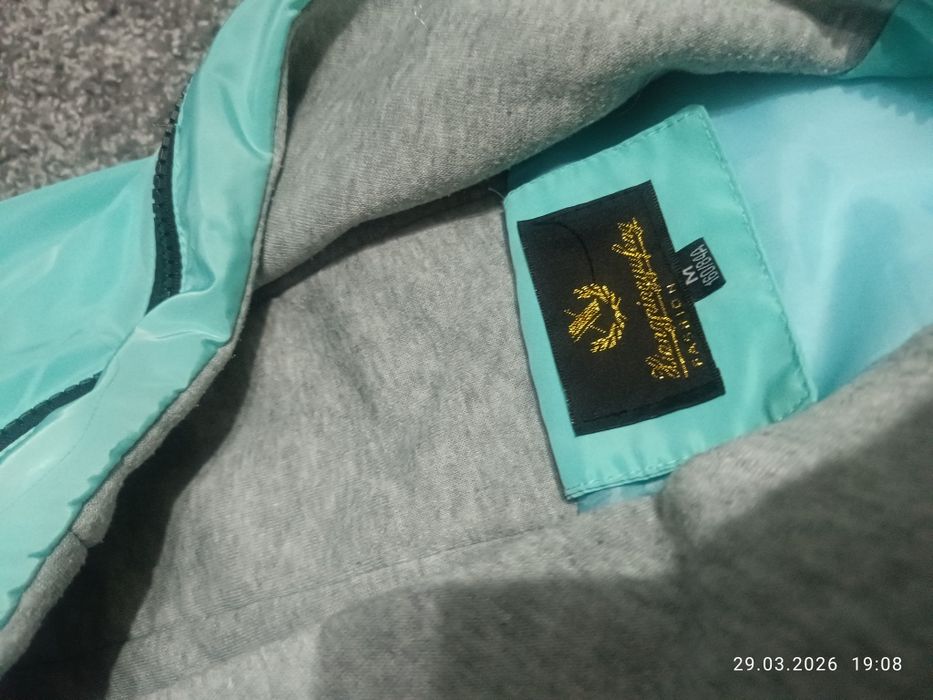 Продам куртки весенние на девочек