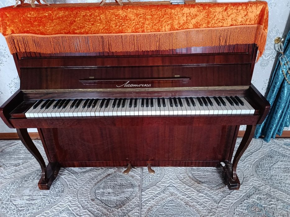 Продаётся  пианино