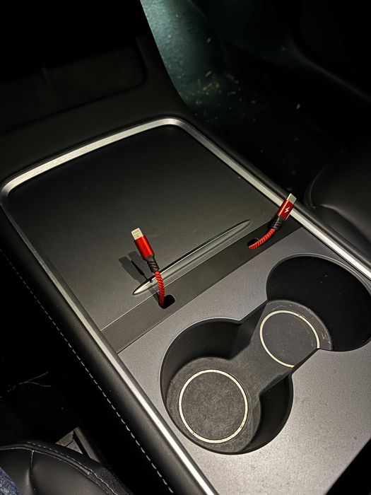 Inserție pentru trecere cablu USB în consola centrală Tesla Model 3 / Y