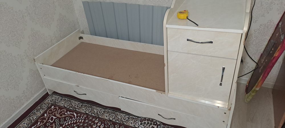 Bolalar krovati va tumbochkasi