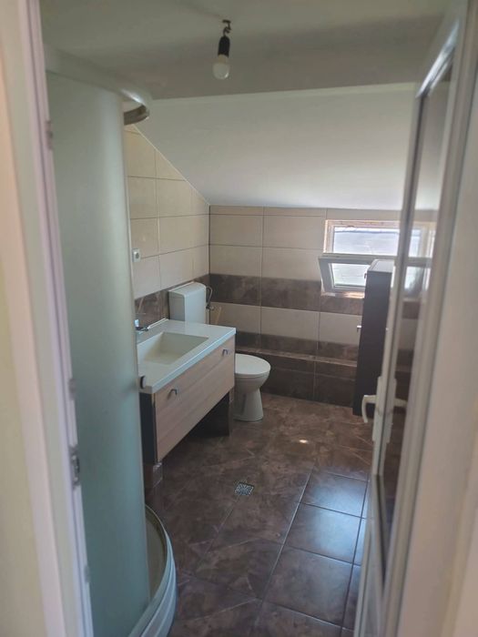 Închiriez apartament 3 camere – mansardă la casă, 80 m², complet mobil