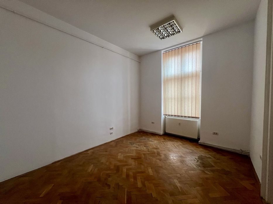 Vând apartament 3 camere ultracentral , ideal birouri sau de locuit