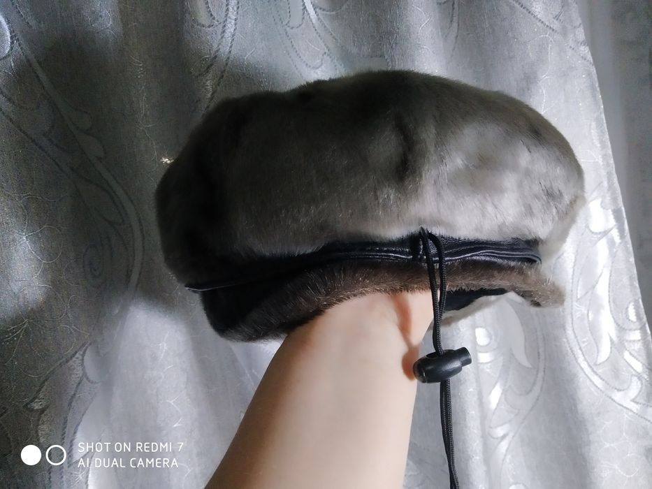 Шапка женская с козерком