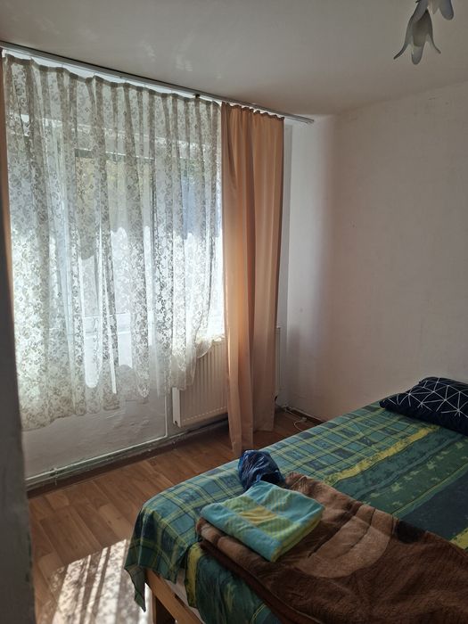 Închiriez  o cameră  la casa pentru un Bărbat  900 lei fără garanție