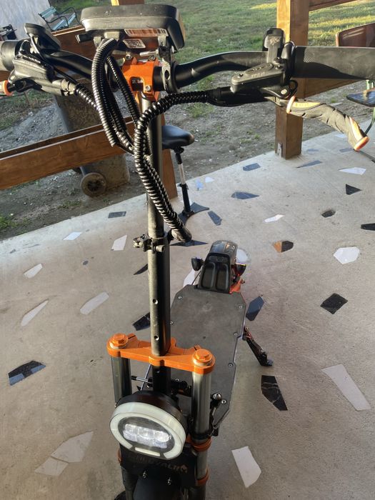 Vând o trotineta eletrica de 6000 de w o dau la schimb dar si pe bani