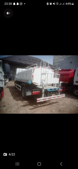 Водовоз полноприводным авто.